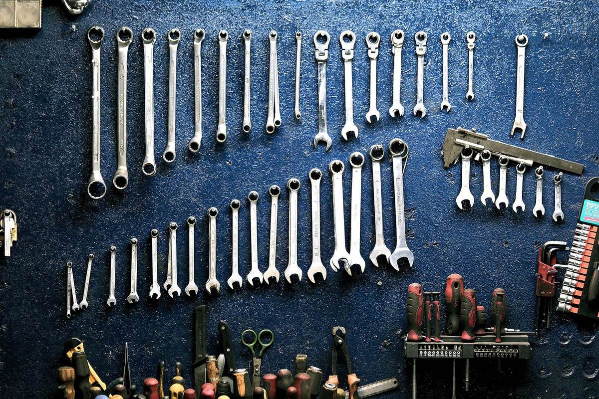 Ferramentas profissionais organizadas para manutenção industrial